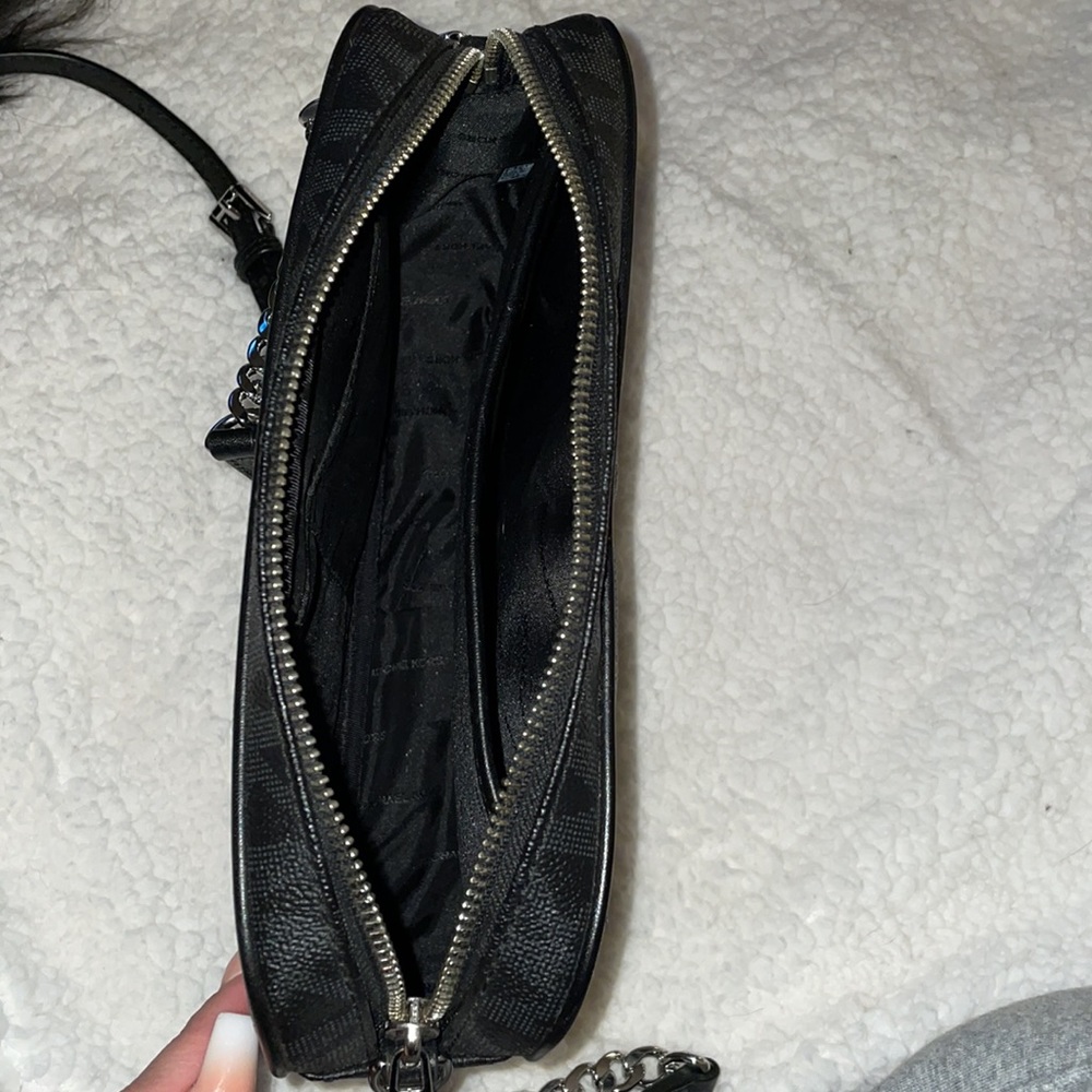 Micheal Kors adjustable cross body /Fanny pack - Picture 4 of 5
